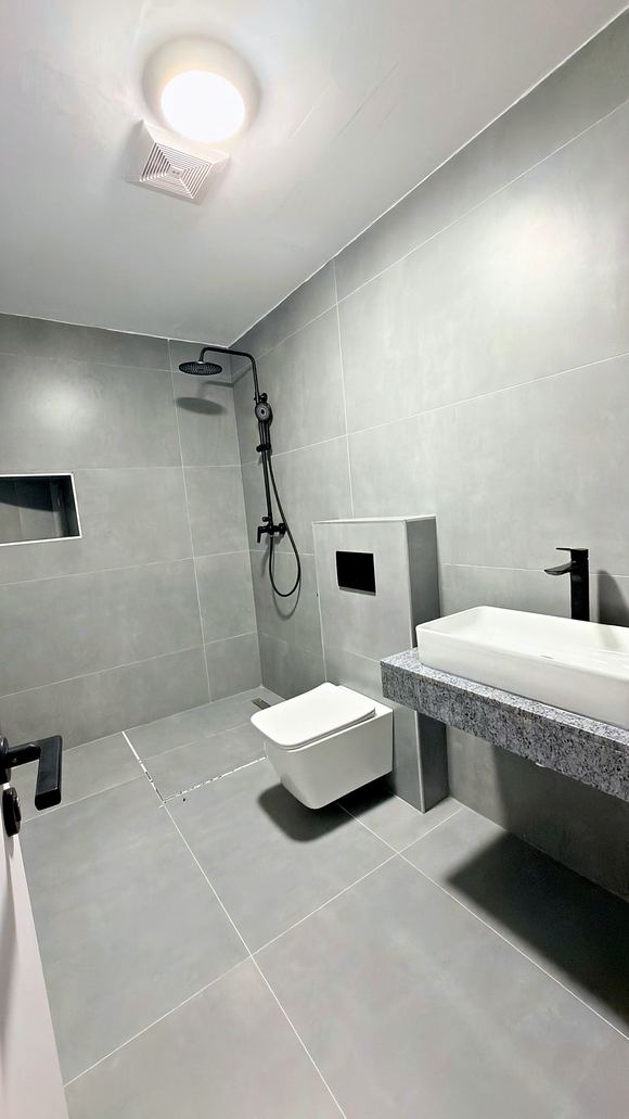 Walk in shower with a rain head and recessed niche